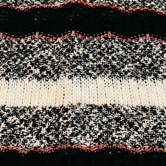 JOHNPAULRICHARD SHORT SLEEVE VNECK SWEATER SIZE SMALL - Picture 12 of 12